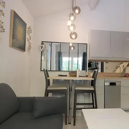 House For 4 With Yard