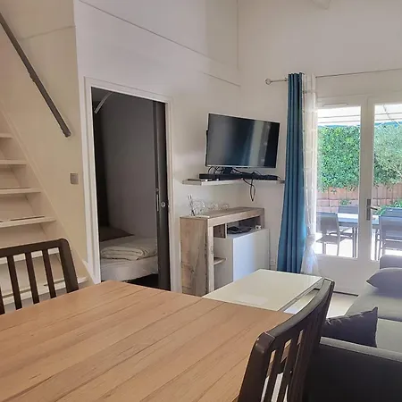 House For 4 With Yard *