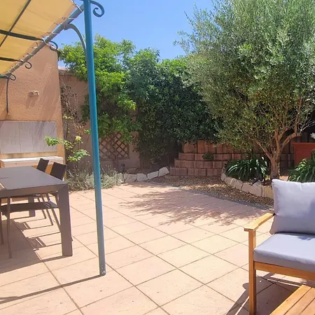 House For 4 With Yard *