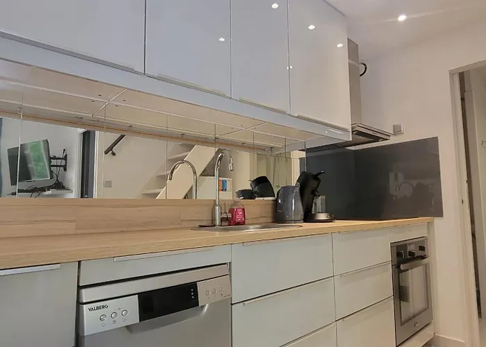 House For 4 With Yard 度假居 *