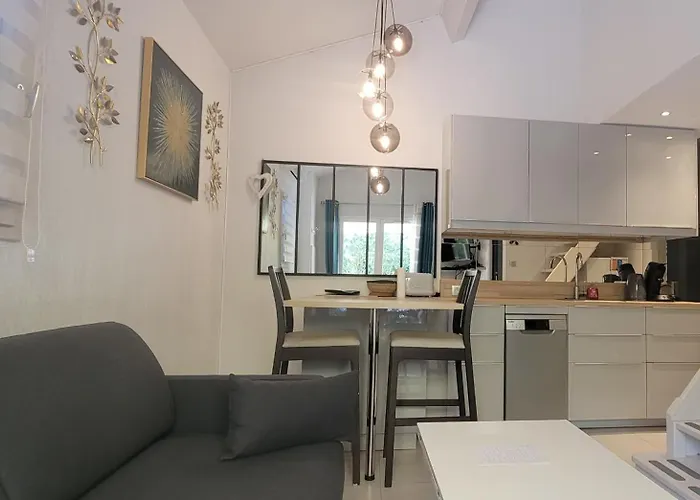 House For 4 With Yard