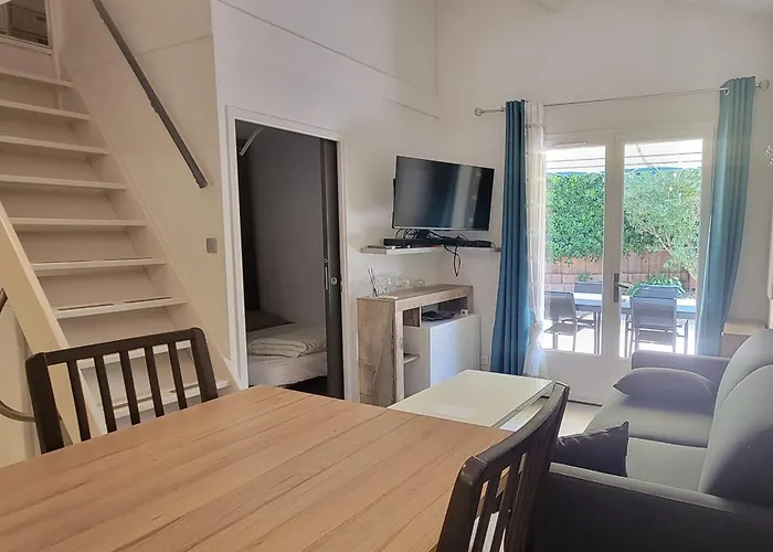 House For 4 With Yard *